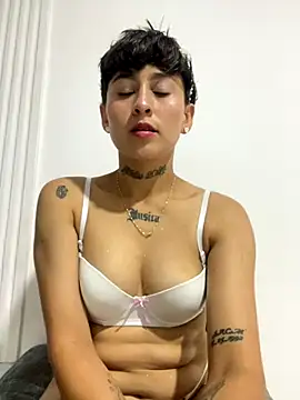 Miia Hoot online show from 11-19-25, 08:42