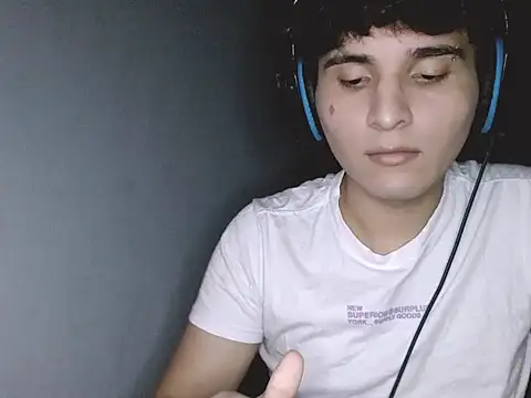 Snapshot of suggarboy03 chatting on 11-15-25, 04:21 suggarboy03 online show from 11-15-25, 04:21