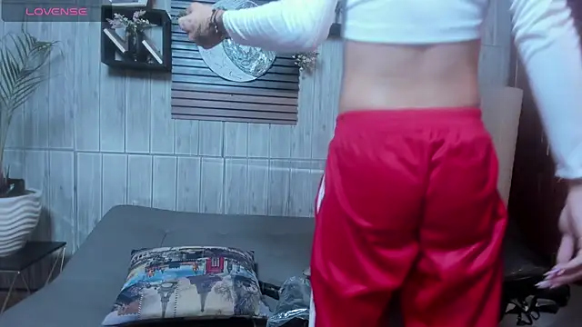 Snapshot of Melany_27 chatting on 12-17-25, 01:28 Melany 27 online show from 12-17-25, 01:28