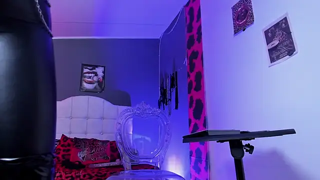 Snapshot of Halley_Ravenn chatting on 11-26-25, 08:21 Halley Ravenn online show from 11-26-25, 08:21