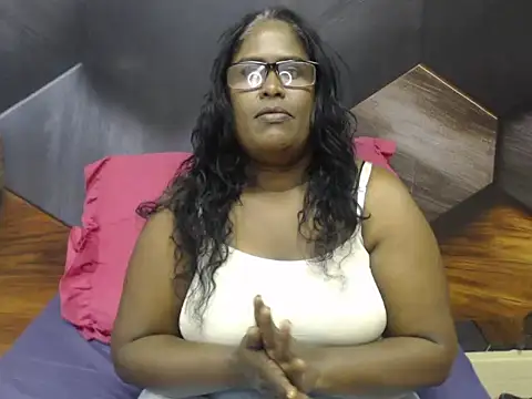 Snapshot of IndianDeluxe chatting on 11-07-25, 09:26 IndianDeluxe online show from 11-07-25, 09:26