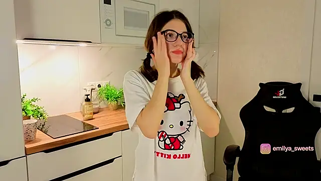 sweetsEmily online show from 12-14-25, 05:07