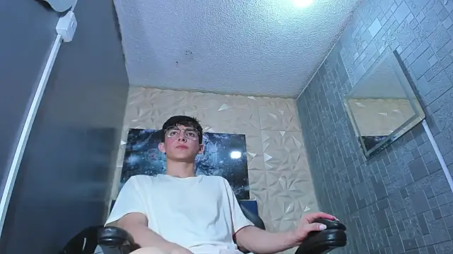 ElanGiraldo online show from 04-28-26, 11:21