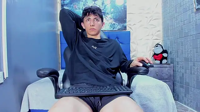 ElanGiraldo online show from 05-12-26, 12:08