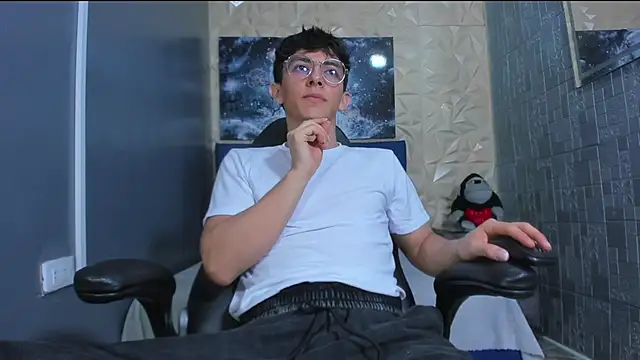 ElanGiraldo online show from 06-16-26, 11:18