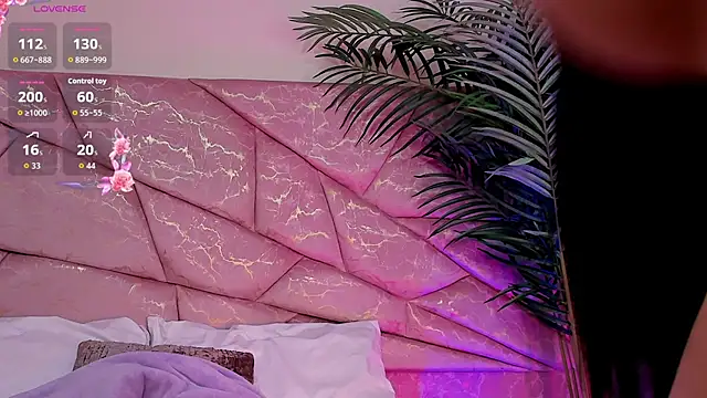 Snapshot of _Naomi_Fox_ chatting on 12-23-25, 05:27 Naomi Fox online show from 12-23-25, 05:27