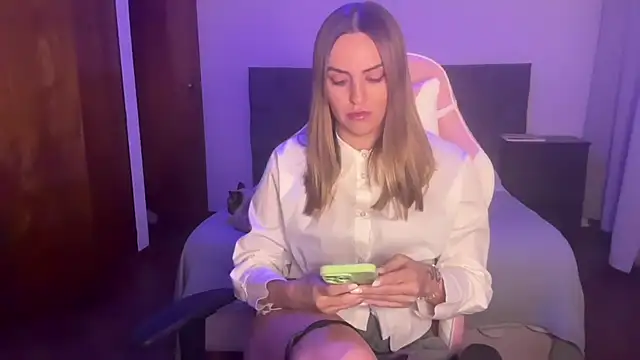 Snapshot of MiaGlows chatting on 11-25-25, 12:54 MiaGlows online show from 11-25-25, 12:54