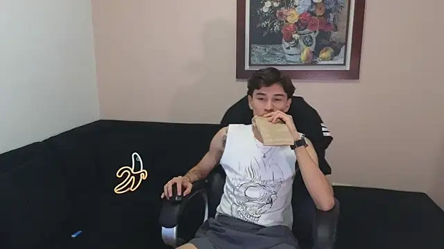 Snapshot of Derekswan chatting on 05-19-26, 11:33 Derekswan online show from 05-19-26, 11:33
