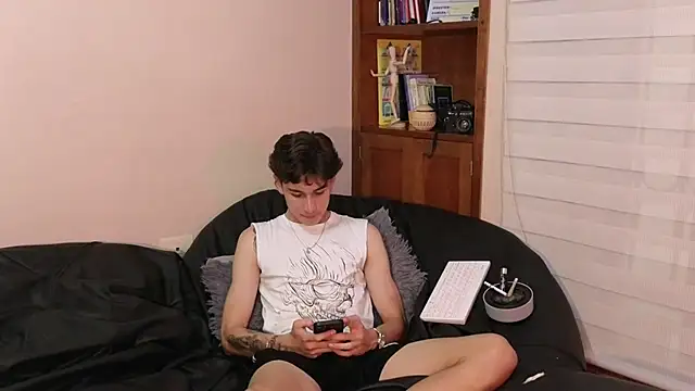 Snapshot of Derekswan chatting on 06-04-26, 12:38 Derekswan online show from 06-04-26, 12:38