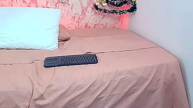 Snapshot of KATY_LOWERY chatting on 12-23-25, 02:20 KATY LOWERY online show from 12-23-25, 02:20