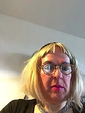 Snapshot of simone_xdressing chatting on 03-29-26, 05:02 simone xdressing online show from 03-29-26, 05:02
