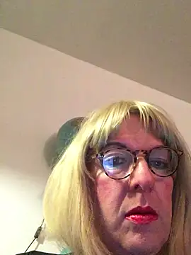 Snapshot of simone_xdressing chatting on 04-03-26, 11:47 simone xdressing online show from 04-03-26, 11:47