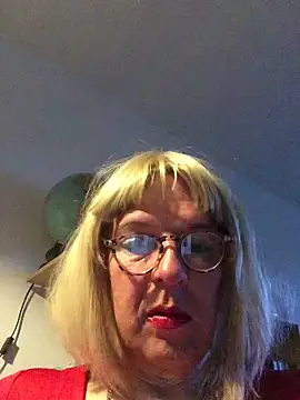 Snapshot of simone_xdressing chatting on 04-15-26, 06:26 simone xdressing online show from 04-15-26, 06:26
