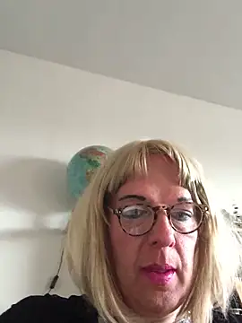 Snapshot of simone_xdressing chatting on 04-19-26, 05:45 simone xdressing online show from 04-19-26, 05:45