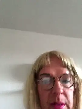 Snapshot of simone_xdressing chatting on 04-19-26, 06:10 simone xdressing online show from 04-19-26, 06:10