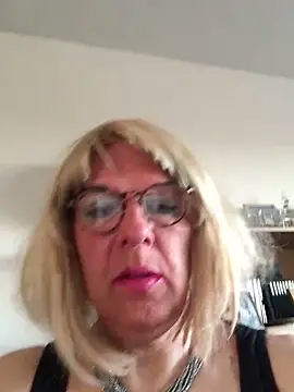 Snapshot of simone_xdressing chatting on 04-29-26, 06:25 simone xdressing online show from 04-29-26, 06:25