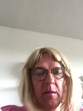 Snapshot of simone_xdressing chatting on 06-07-26, 02:43 simone xdressing online show from 06-07-26, 02:43