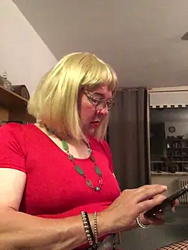 Snapshot of simone_xdressing chatting on 06-16-26, 11:29 simone xdressing online show from 06-16-26, 11:29