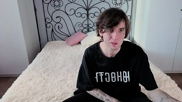 Snapshot of Danny_loves_Mary chatting on 11-24-25, 04:34 Danny loves Mary online show from 11-24-25, 04:34