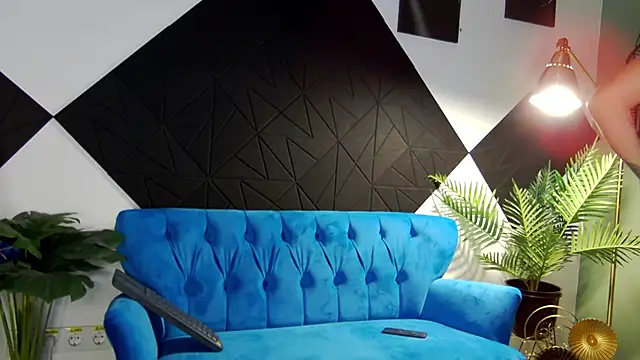 EvvaLovvia online show from 11-13-25, 04:11