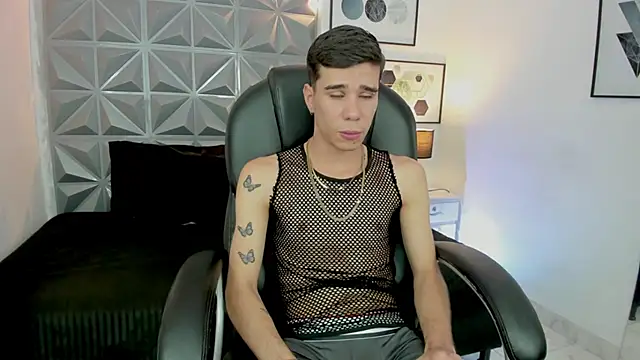 Snapshot of Gabo_white1 chatting on 12-14-25, 02:11 Gabo white1 online show from 12-14-25, 02:11