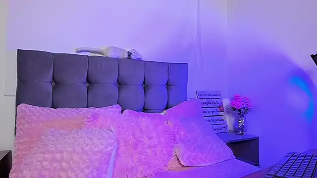 Snapshot of hazz_smith chatting on 11-18-25, 01:00 hazz smith online show from 11-18-25, 01:00