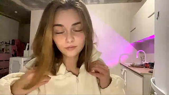 GeralynChiszar online show from 11-18-25, 08:13