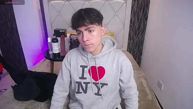 Snapshot of Samu_FoXXX chatting on 11-22-25, 08:19 Samu FoXXX online show from 11-22-25, 08:19