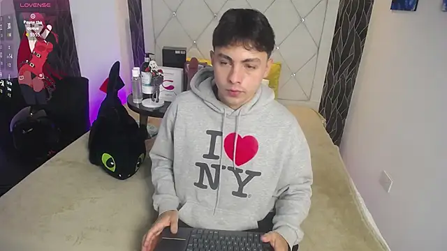 Snapshot of Samu_FoXXX chatting on 12-13-25, 08:25 Samu FoXXX online show from 12-13-25, 08:25