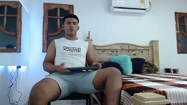 Snapshot of mathews___ chatting on 11-19-25, 02:33 mathews online show from 11-19-25, 02:33