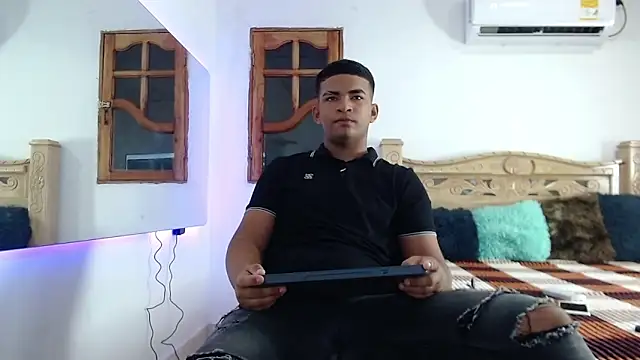 Snapshot of mathews___ chatting on 11-30-25, 02:48 mathews online show from 11-30-25, 02:48