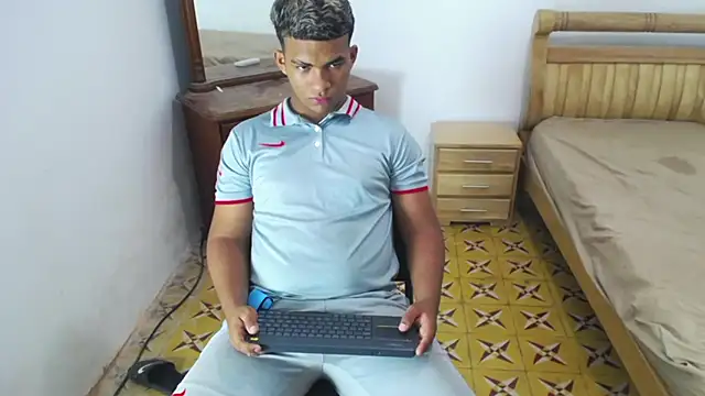 Snapshot of mathews___ chatting on 12-20-25, 03:13 mathews online show from 12-20-25, 03:13