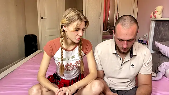 Snapshot of Daisy_Couple chatting on 12-14-25, 09:14 Daisy Couple online show from 12-14-25, 09:14