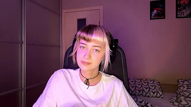 EmilySkyline online show from 11-12-25, 05:19