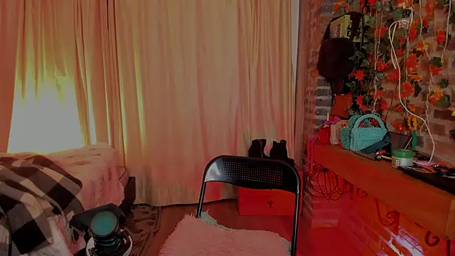 Snapshot of LaGoldenBitch chatting on 02-25-26, 10:47 LaGoldenBitch online show from 02-25-26, 10:47