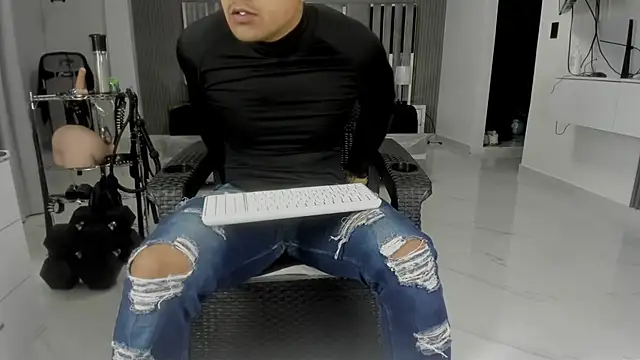 Snapshot of master_leather chatting on 06-25-26, 05:12 master leather online show from 06-25-26, 05:12
