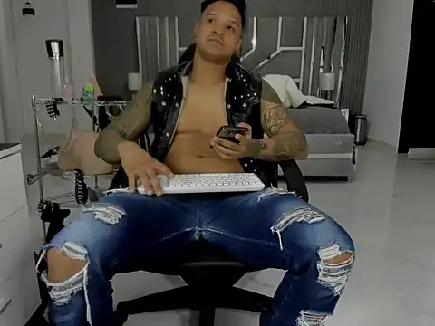 Snapshot of master_leather chatting on 07-13-26, 03:59 master leather online show from 07-13-26, 03:59