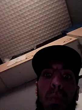 Snapshot of hotguy71000 chatting on 12-16-25, 04:12 hotguy71000 online show from 12-16-25, 04:12