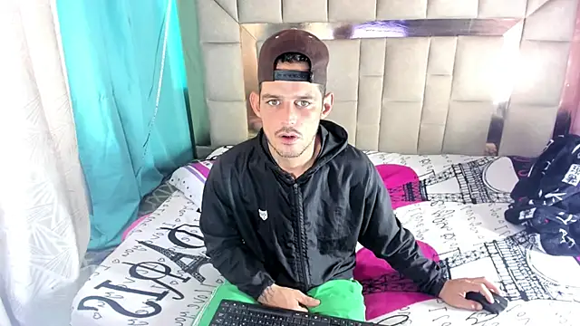 Snapshot of Sexybigjefffx chatting on 12-15-25, 06:34 Sexybigjefffx online show from 12-15-25, 06:34