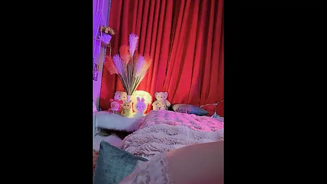 Snapshot of MiCandy-Lovee chatting on 12-21-25, 06:42 MiCandy-Lovee online show from 12-21-25, 06:42