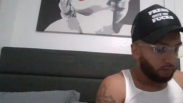 Snapshot of jloco954 chatting on 11-17-25, 05:46 jloco954 online show from 11-17-25, 05:46