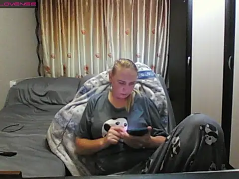 Snapshot of JenniDeep chatting on 06-11-26, 04:27 JenniDeep online show from 06-11-26, 04:27