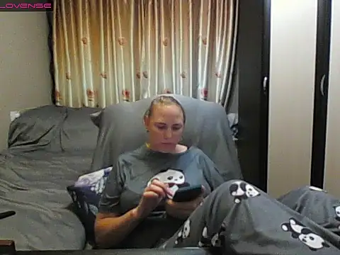 Snapshot of JenniDeep chatting on 06-24-26, 03:33 JenniDeep online show from 06-24-26, 03:33