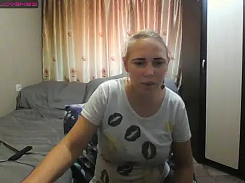 Snapshot of JenniDeep chatting on 07-17-26, 12:12 JenniDeep online show from 07-17-26, 12:12