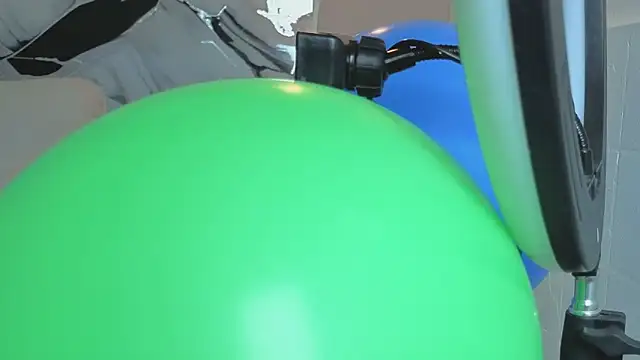 Hanna Goldenst online show from 12-19-25, 11:39