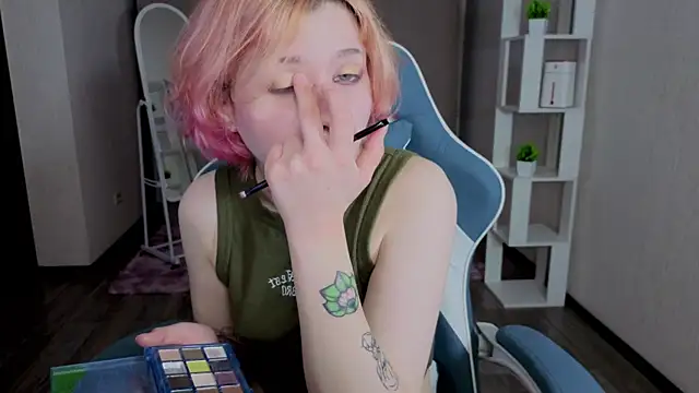 Snapshot of Kreks_frey chatting on 11-17-25, 10:32 Kreks frey online show from 11-17-25, 10:32