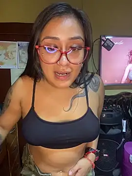 Snapshot of Felinamiau chatting on 02-15-26, 04:31 Felinamiau online show from 02-15-26, 04:31