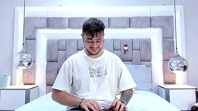 Ethan Greys online show from 11-18-25, 03:45