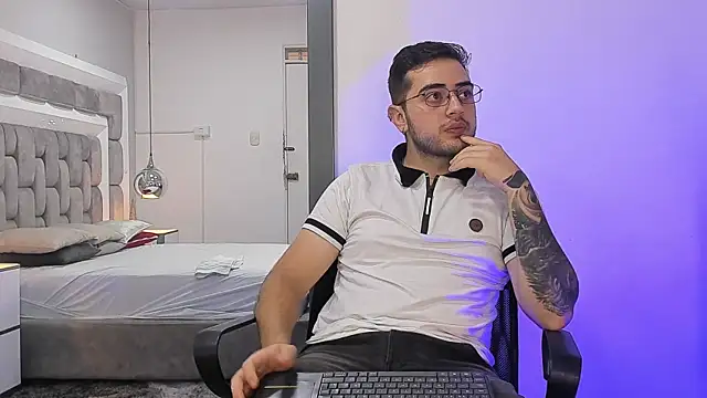 Ethan Greys online show from 12-21-25, 01:29