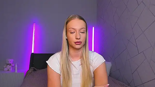 Snapshot of elldiana chatting on 06-19-26, 02:49 elldiana online show from 06-19-26, 02:49
